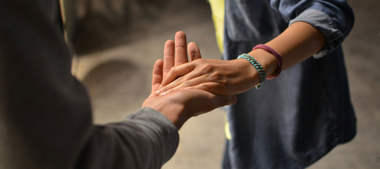 Deux personnes qui se tendent la main