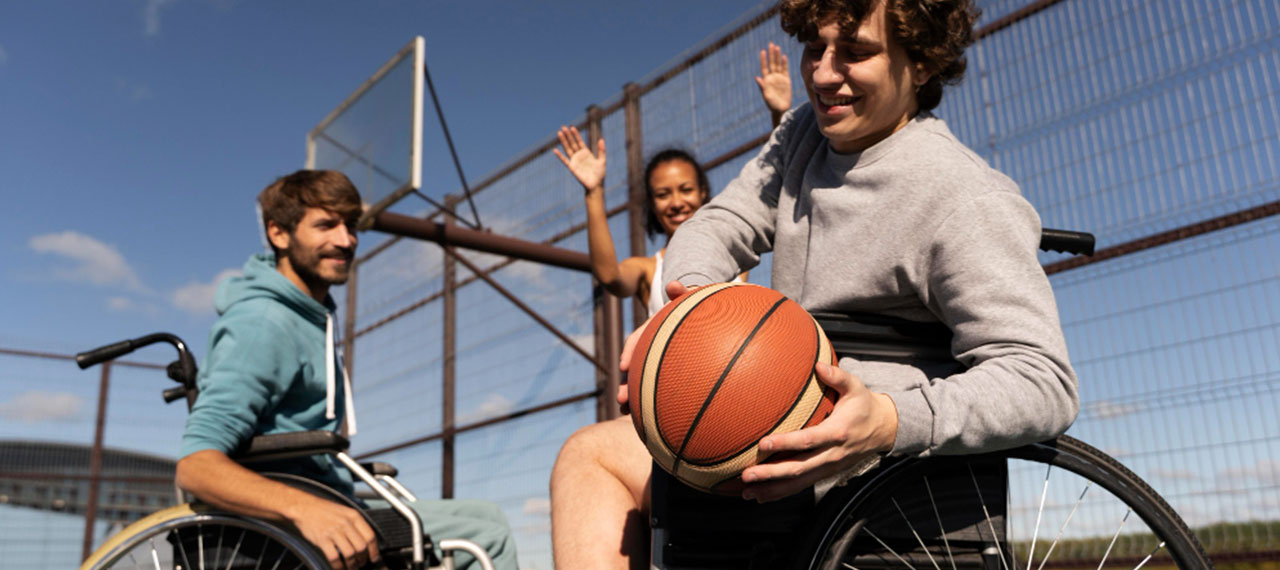 Jeunes en fauteuils roulants qui jouent au basket