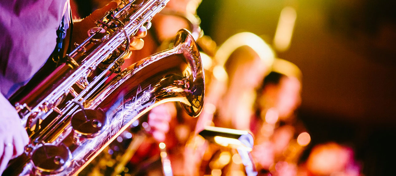 Saxophones en gros plan pendant un concert