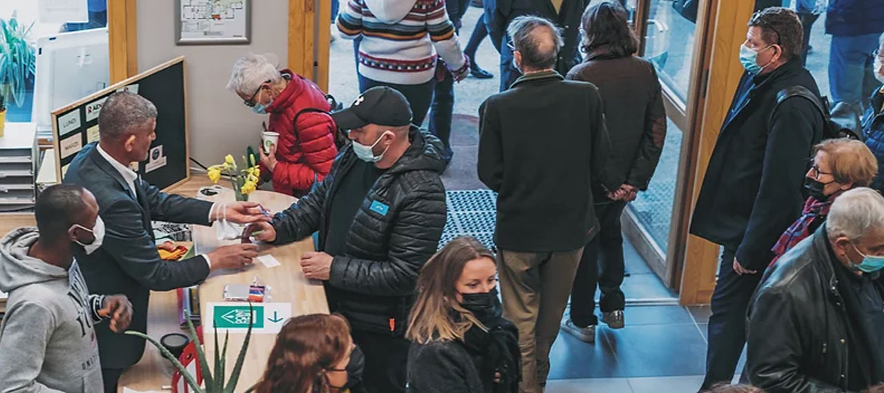 Groupe de personne dans un hall