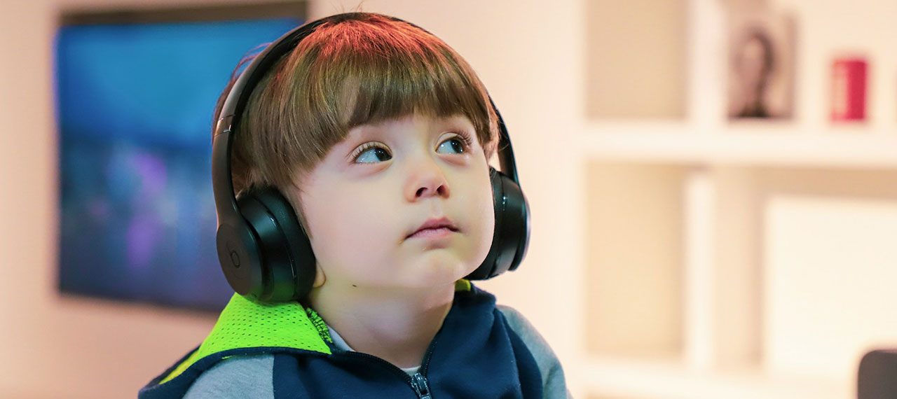 Enfant qui écoute attentivement de la musique avec un casque