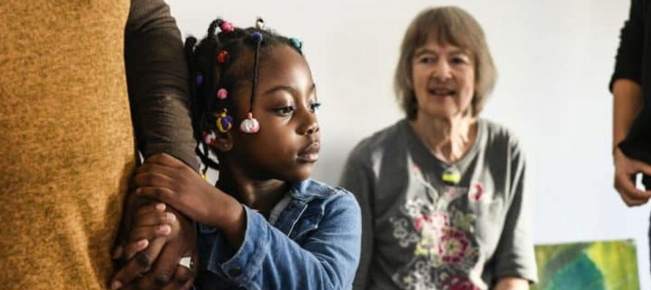 Enfant tenant le bras de sa mère