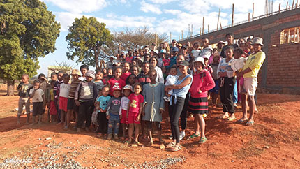 Groupe d'enfants devant une maison en construction