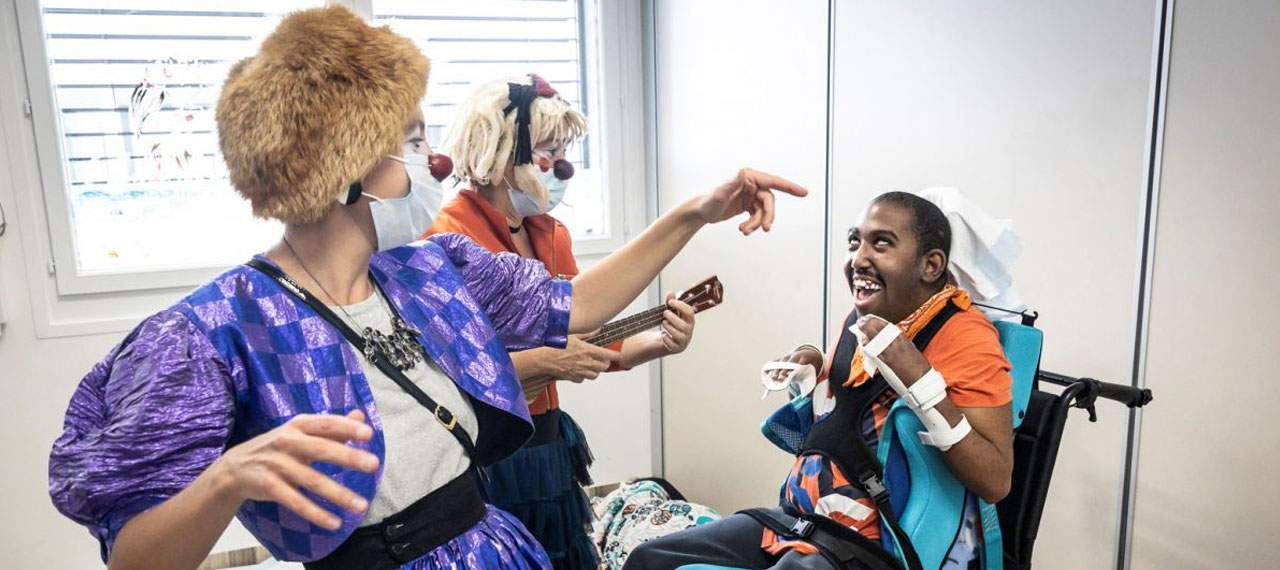 Clowns font rire un patient dans un hopital