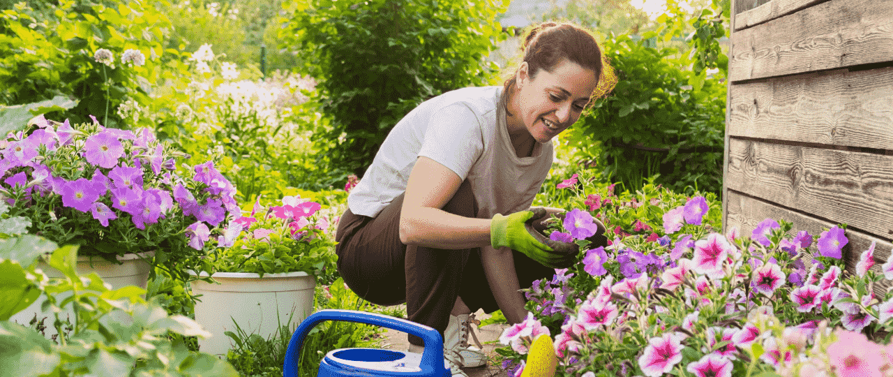 femme qui jardine