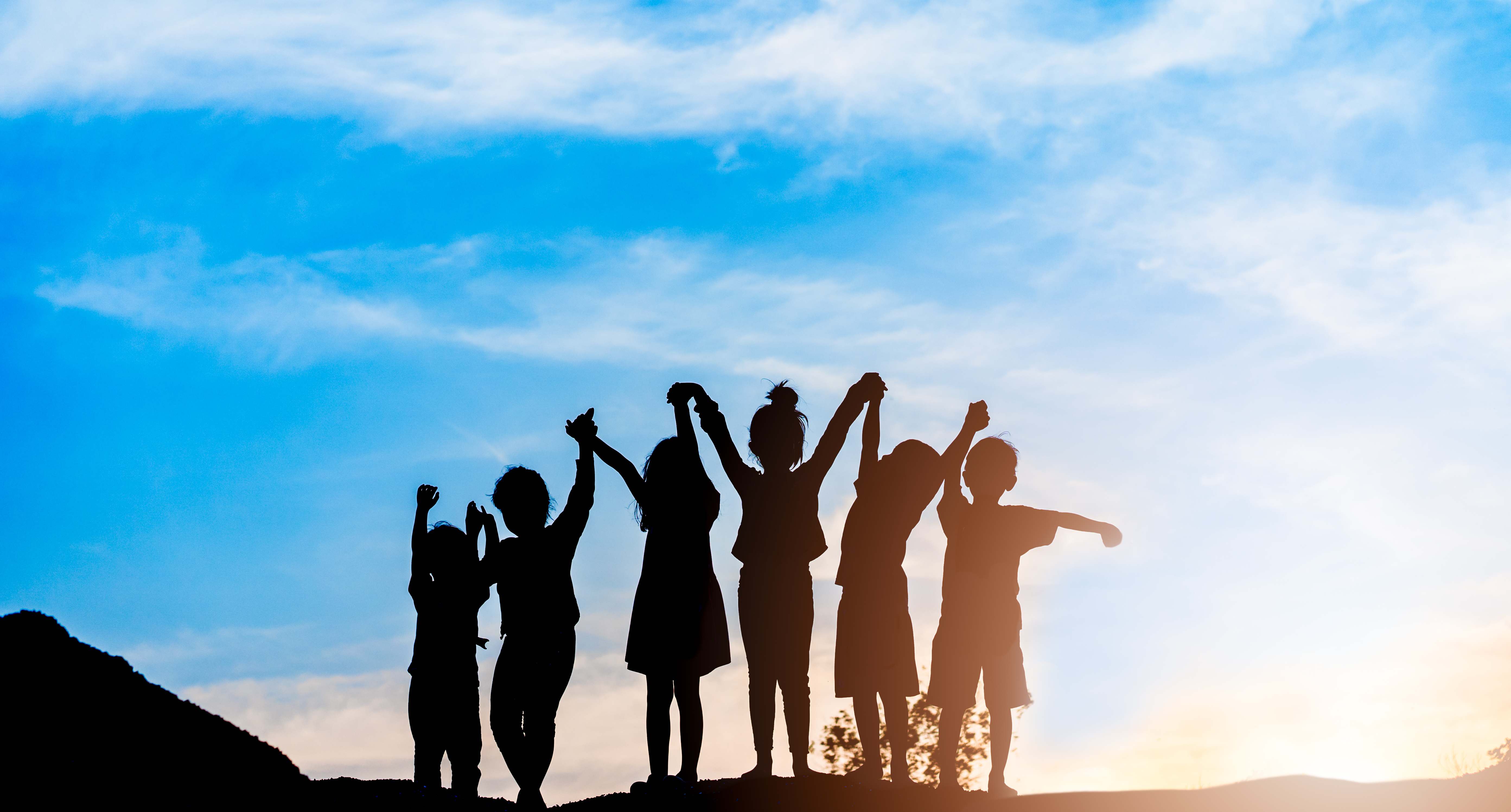 groupe d'enfants au coucher du soleil