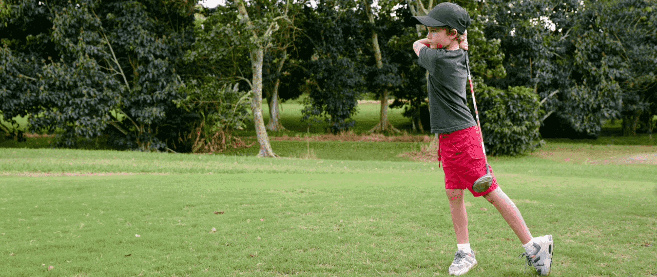 enfant qui joue au golf