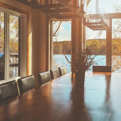 Salle à manger vide sous le soleil