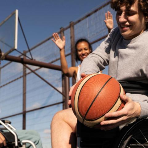 Jeunes en fauteuils roulants qui jouent au basket