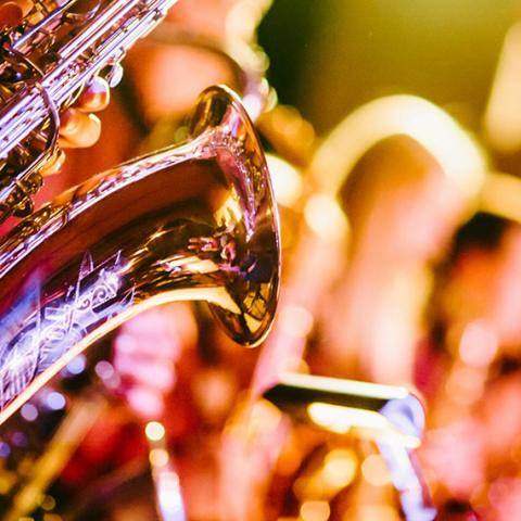 Saxophones en gros plan pendant un concert