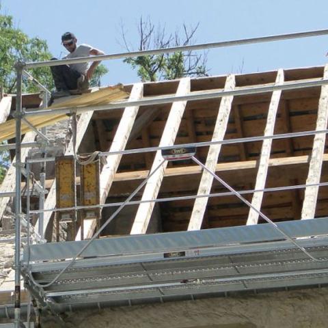 Toiture d'un monastère en travaux