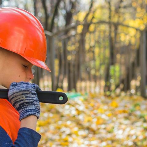 Enfant avec un casque de chantier et une clé à molette