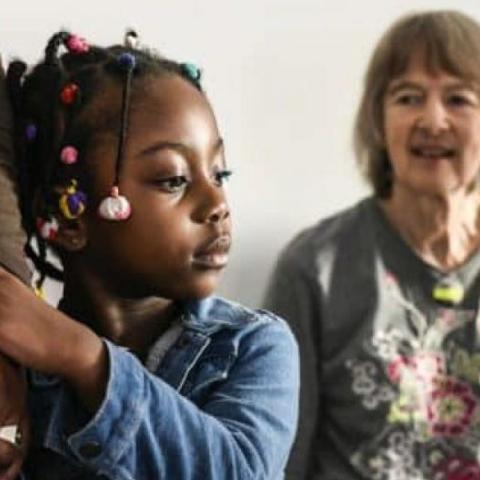 Enfant tenant le bras de sa mère