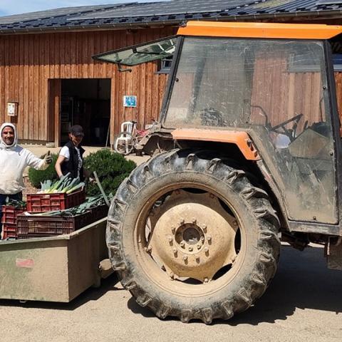 2 personnes à côté d'un tracteur