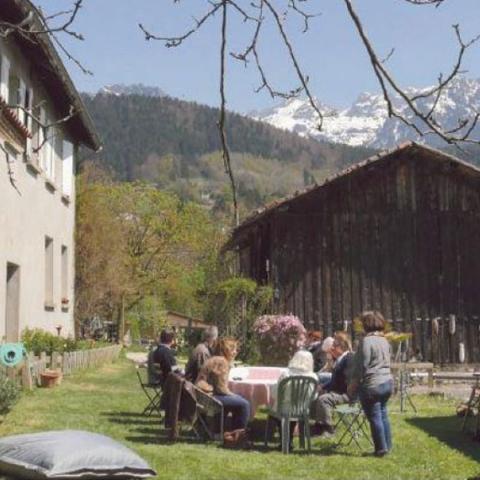 Famille mangeant dehors en montagne