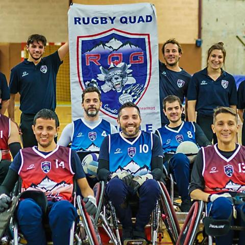 Portrait de groupe de l’équipe du Rugby Quad Grenoble dans un gymnase 