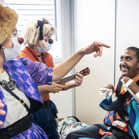 Clowns font rire un patient dans un hopital
