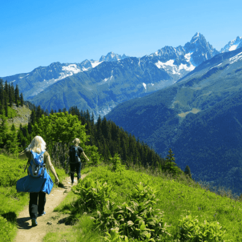 femmes sur un sentier dans le parc du mont blanc