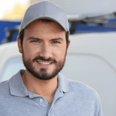 homme devant un véhicule utilitaire