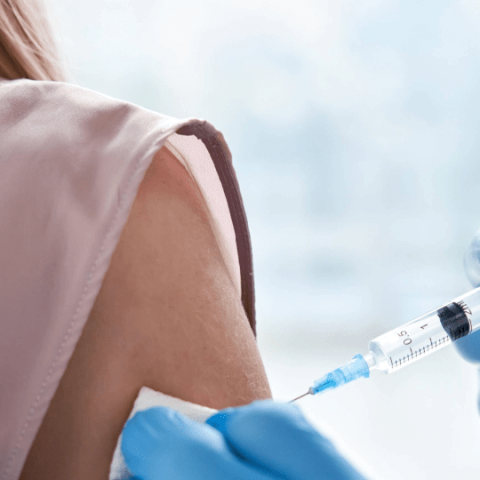 femme qui se fait vacciner