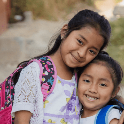 2 petites filles péruviennes à pied sur le chemin de l'école