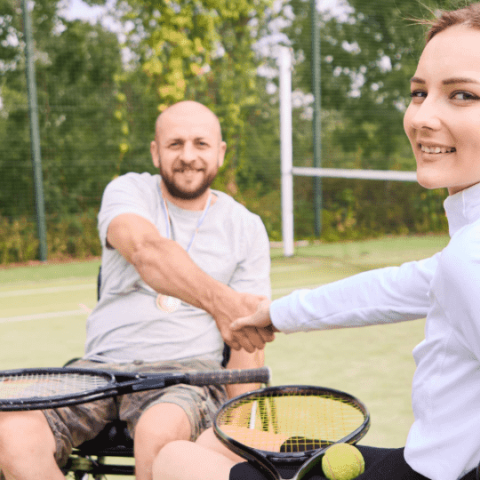 2 personnes en fauteuil jouent au tennis