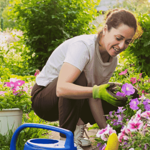 femme qui jardine