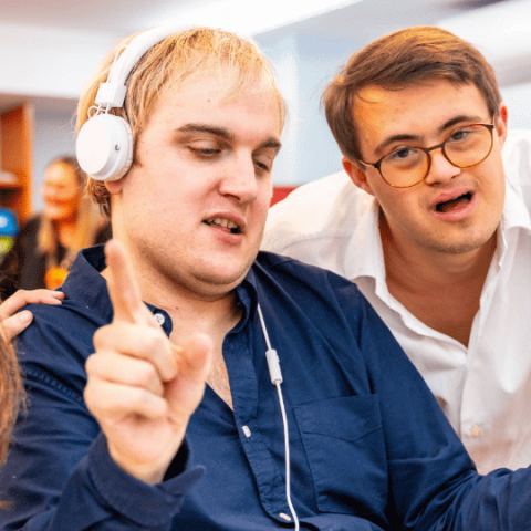 3 jeunes qui écoutent de la musique en souriant 