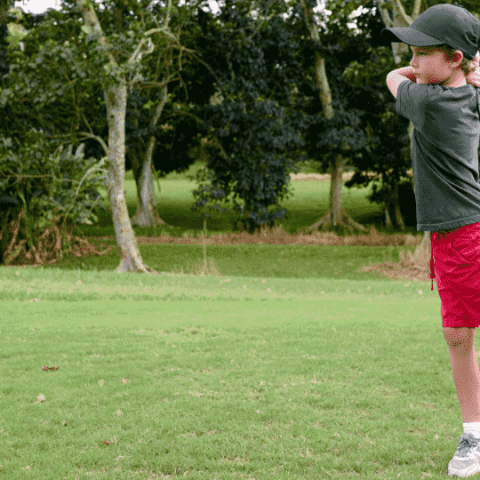 enfant qui joue au golf